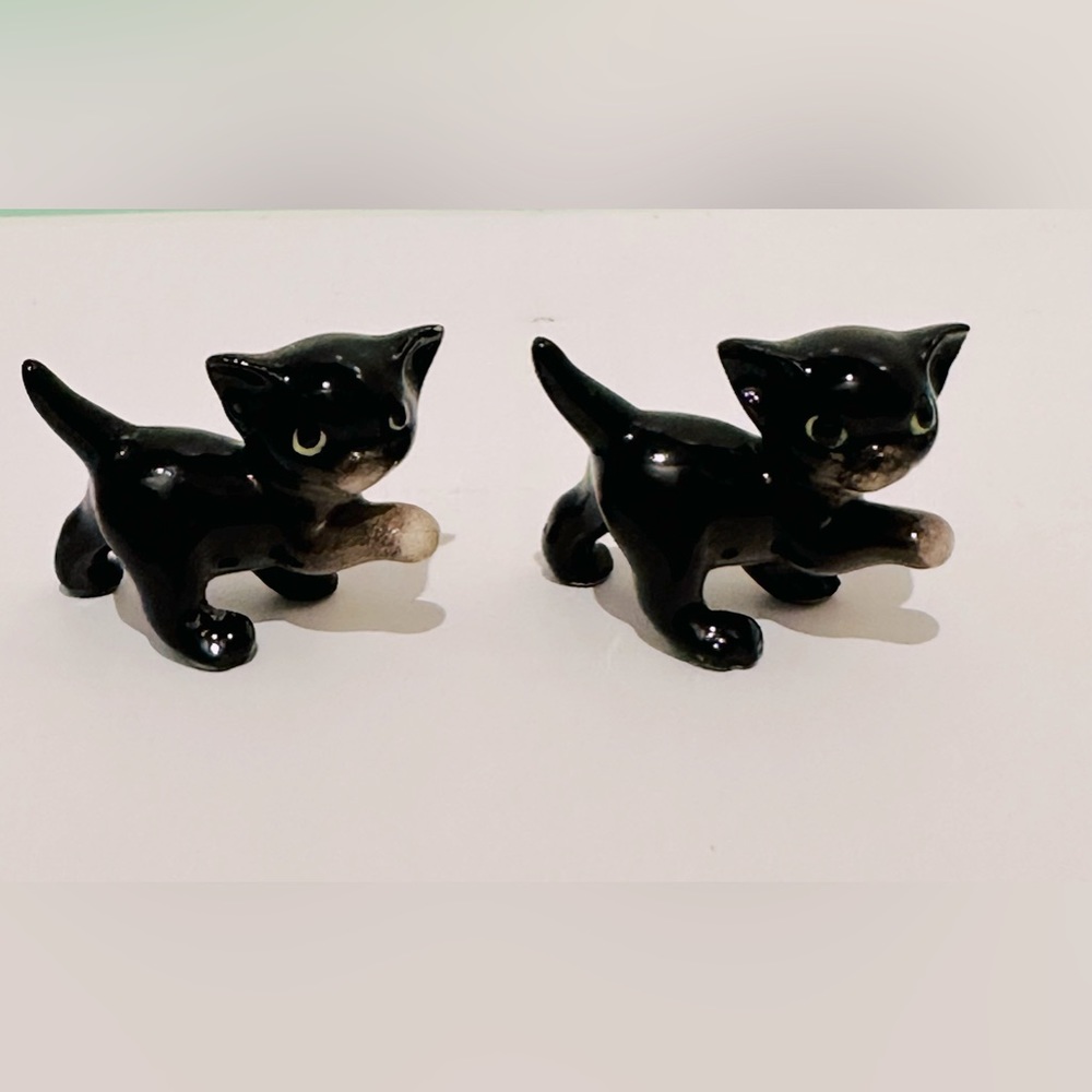 2 Old Color Hagen Renaker Cat. Playful Kitten Black & White (01990)